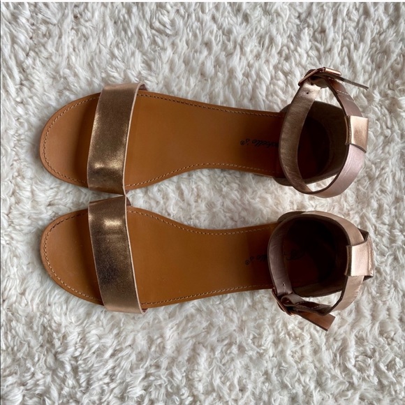 THE CUTEST Rose Gold Metallic Flat Sandals 🤍 - Picture 3 of 4